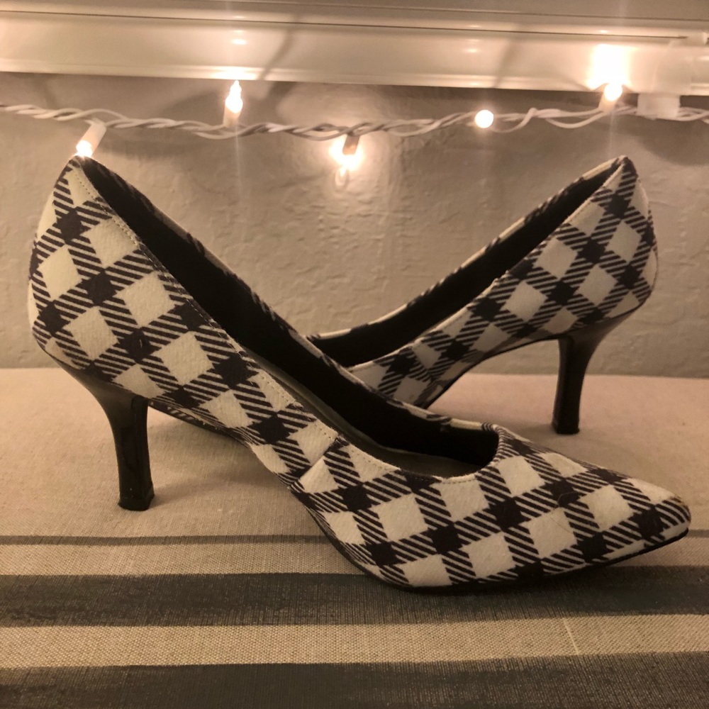 Black & white heels, new no tags
